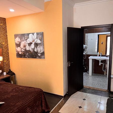 Two Lions Hotel Тбилиси Екстериор снимка