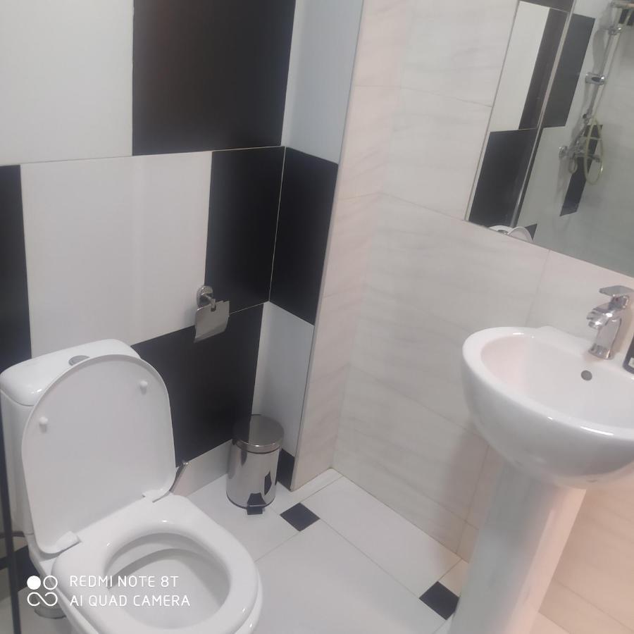 Two Lions Hotel Тбилиси Екстериор снимка