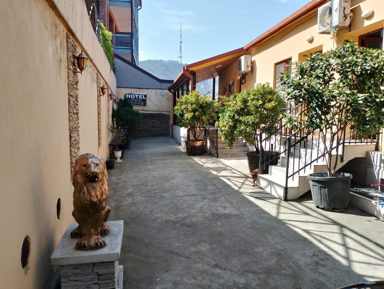 Two Lions Hotel Тбилиси Екстериор снимка