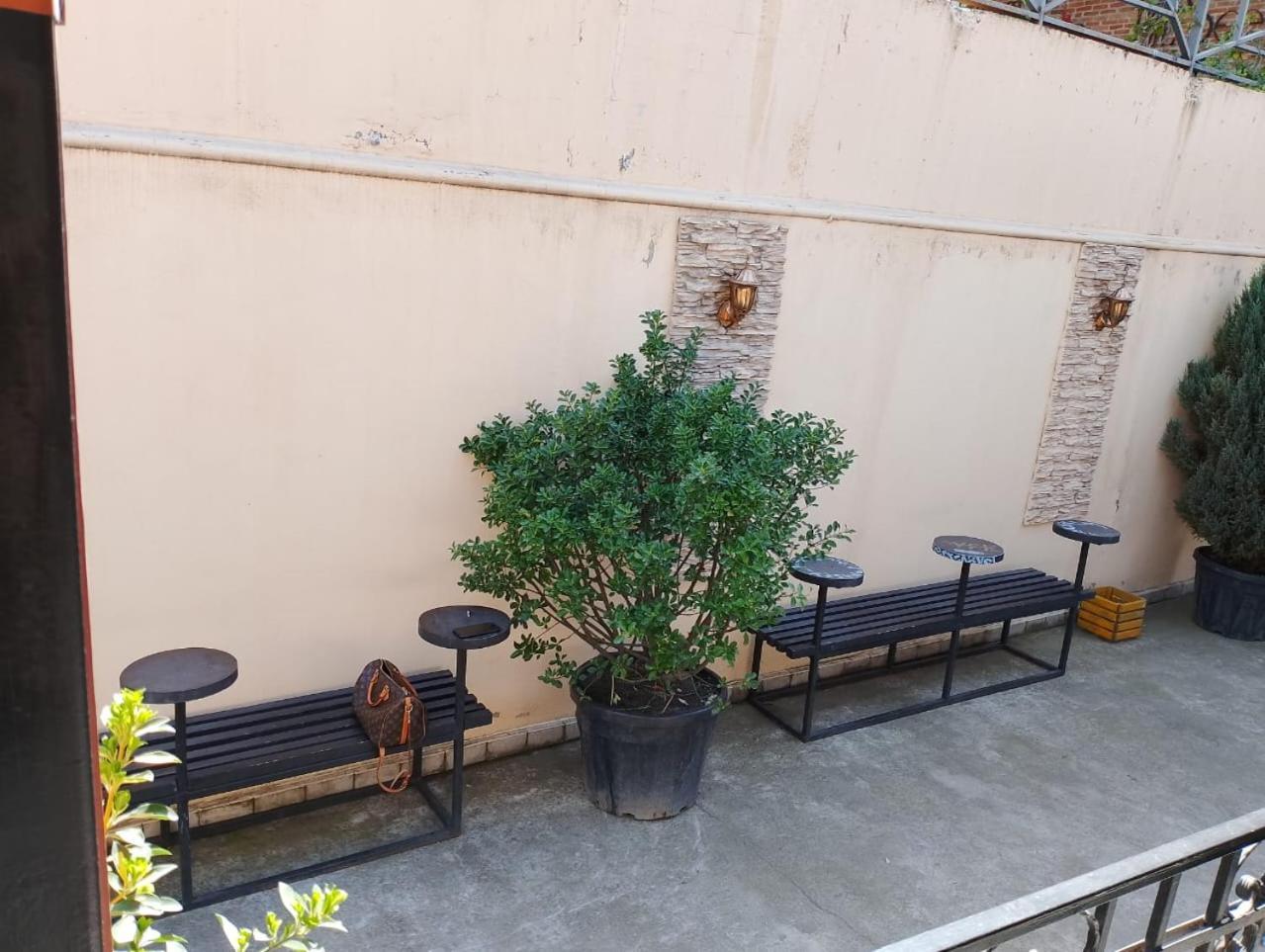 Two Lions Hotel Тбилиси Екстериор снимка