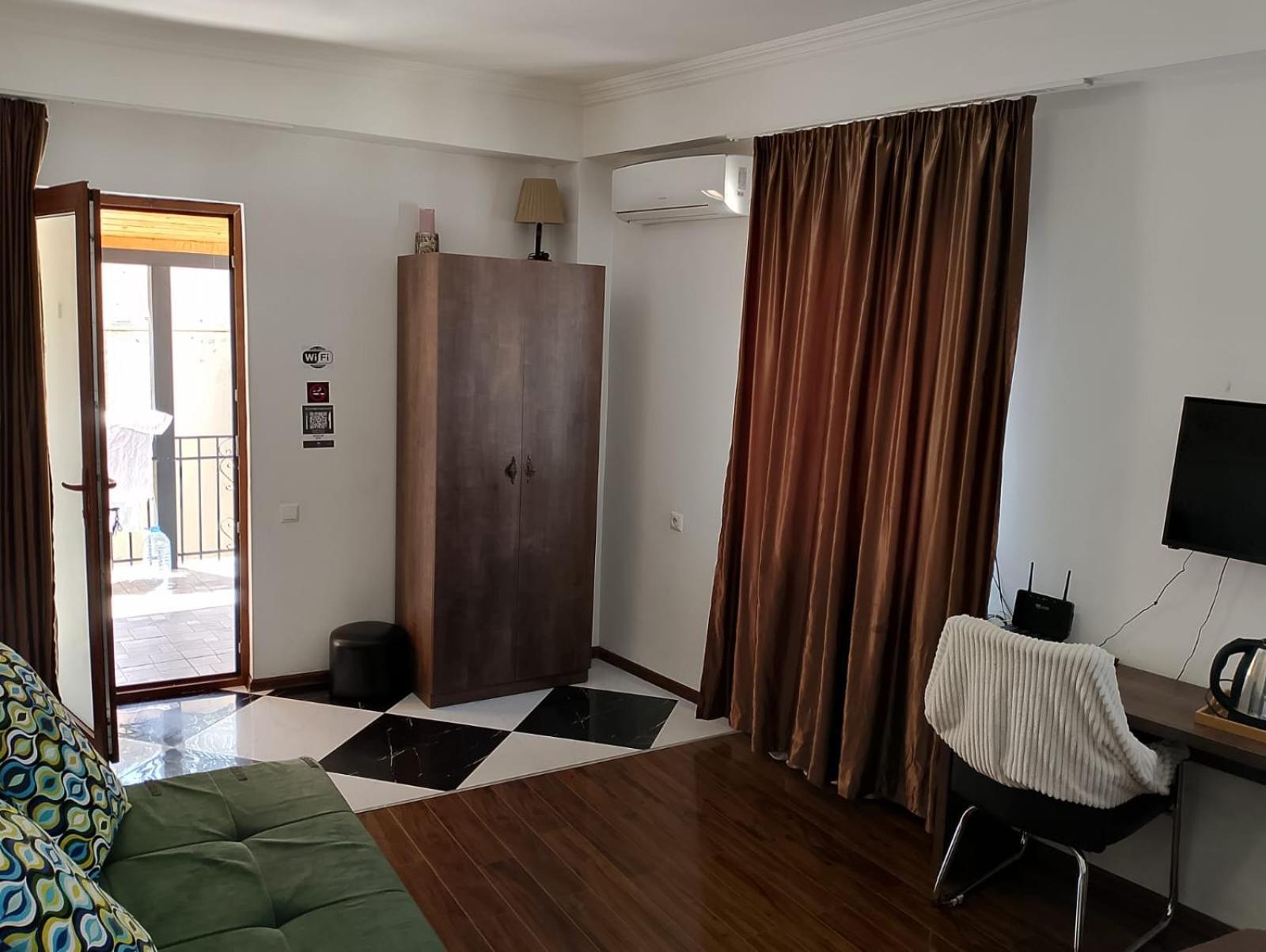 Two Lions Hotel Тбилиси Екстериор снимка