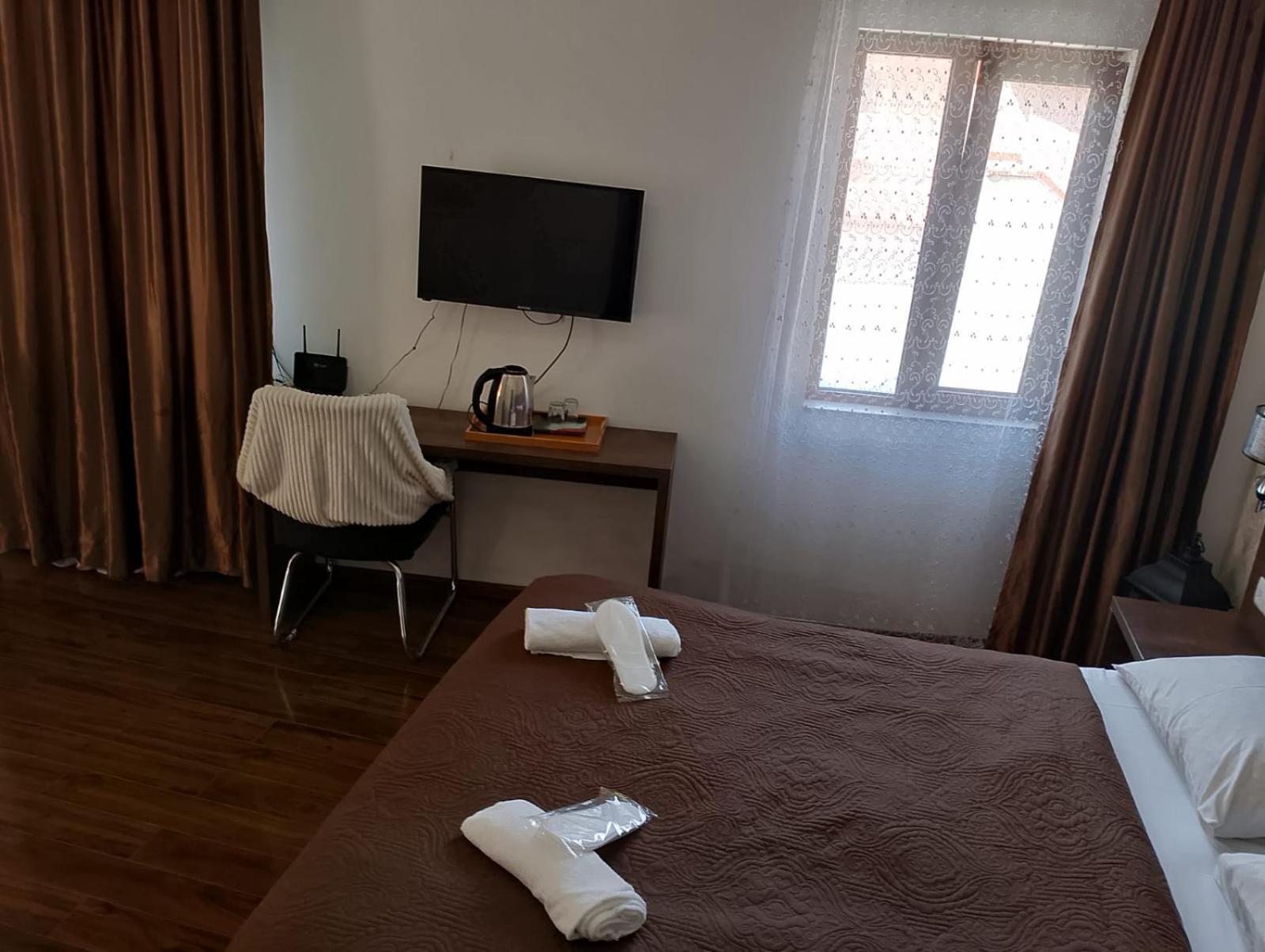 Two Lions Hotel Тбилиси Екстериор снимка