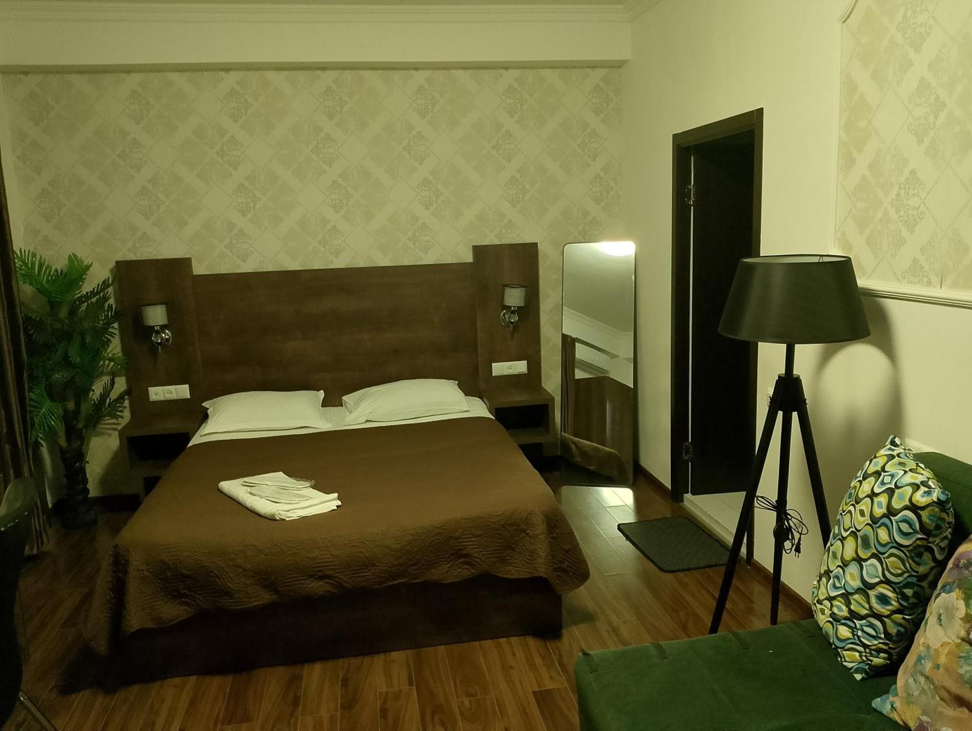 Two Lions Hotel Тбилиси Екстериор снимка
