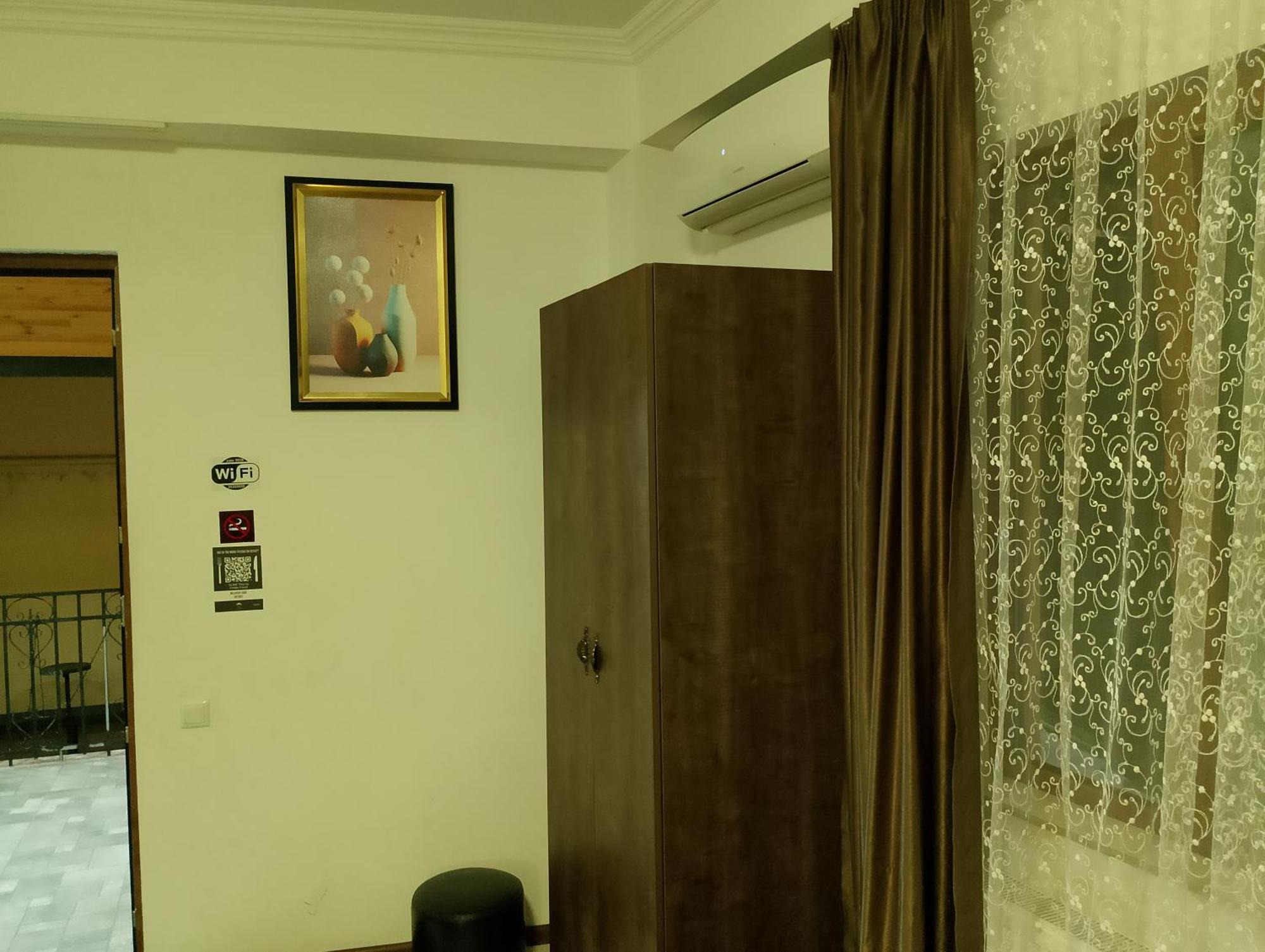 Two Lions Hotel Тбилиси Екстериор снимка