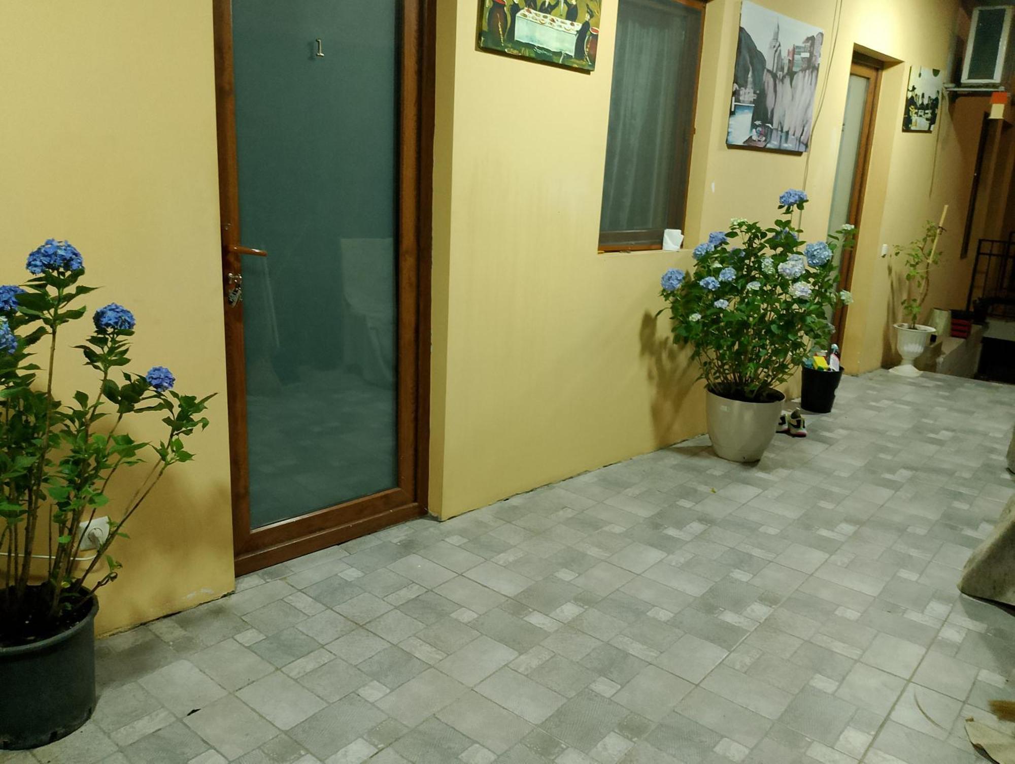 Two Lions Hotel Тбилиси Екстериор снимка