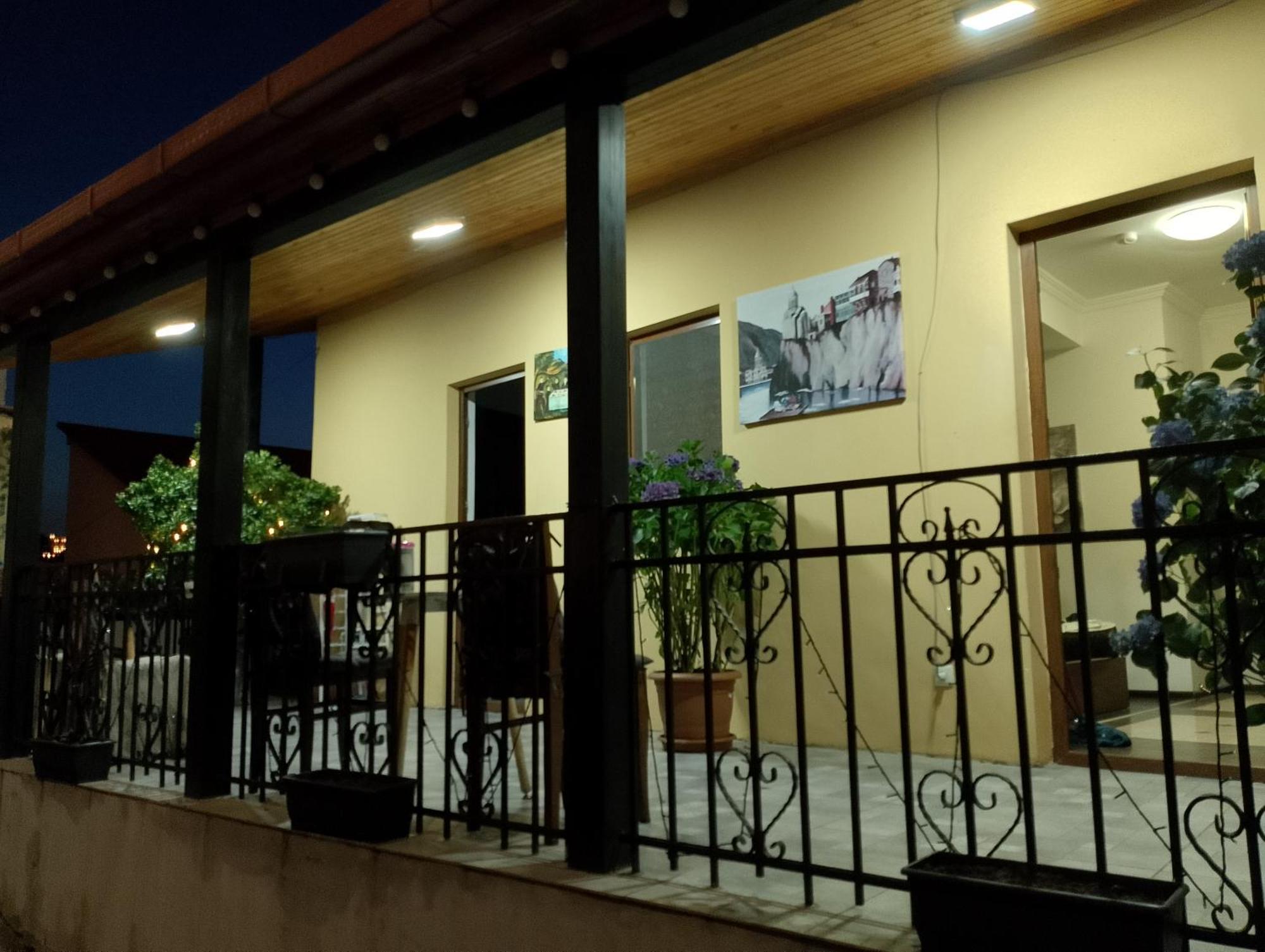 Two Lions Hotel Тбилиси Екстериор снимка