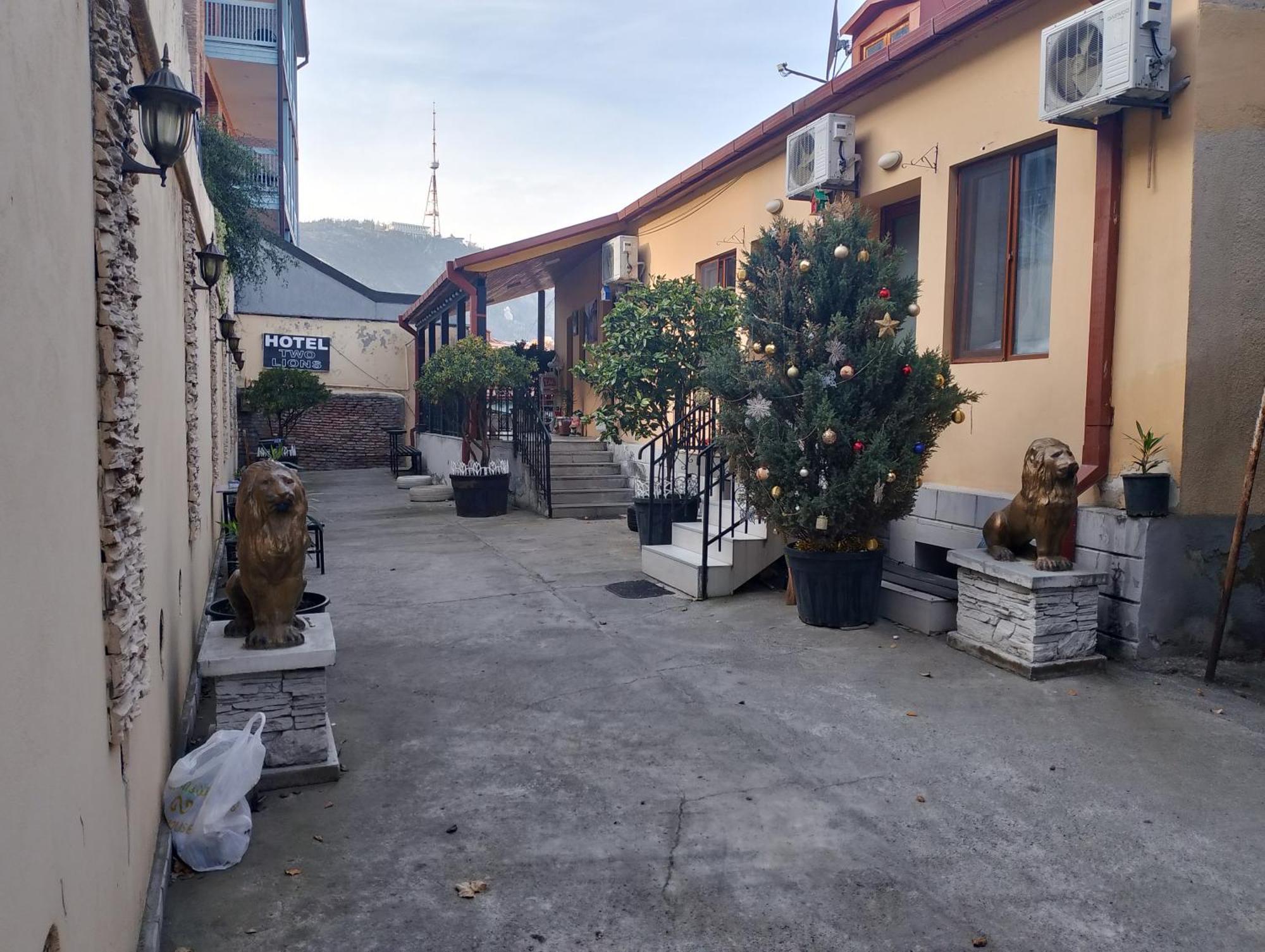 Two Lions Hotel Тбилиси Екстериор снимка