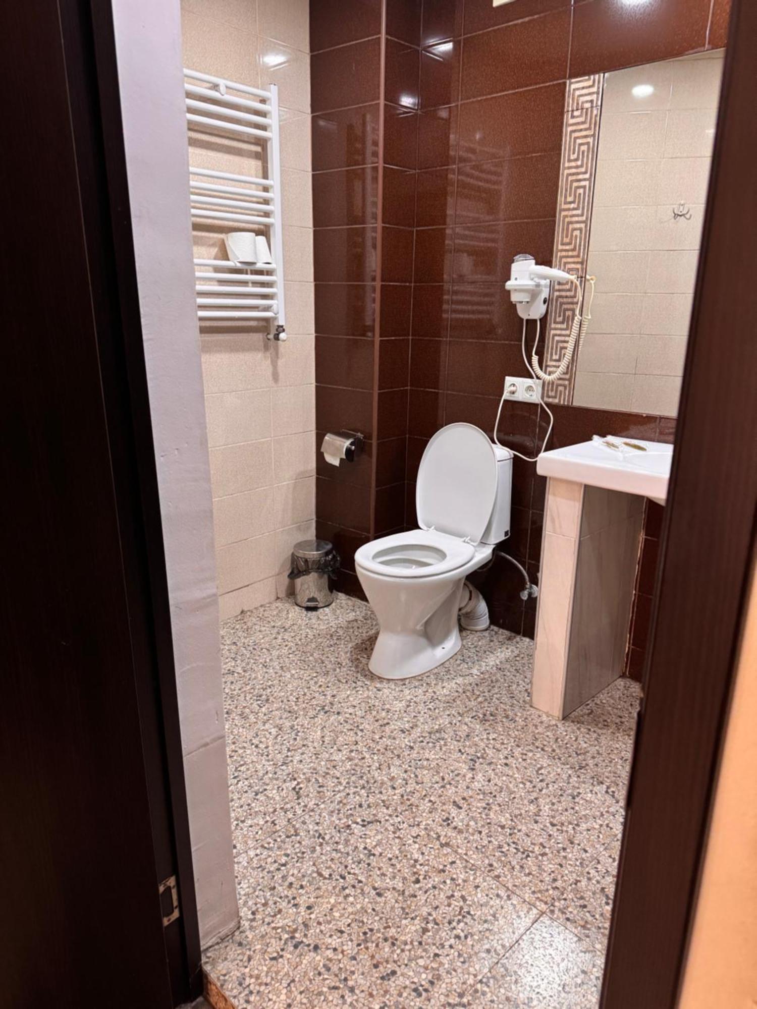 Two Lions Hotel Тбилиси Екстериор снимка