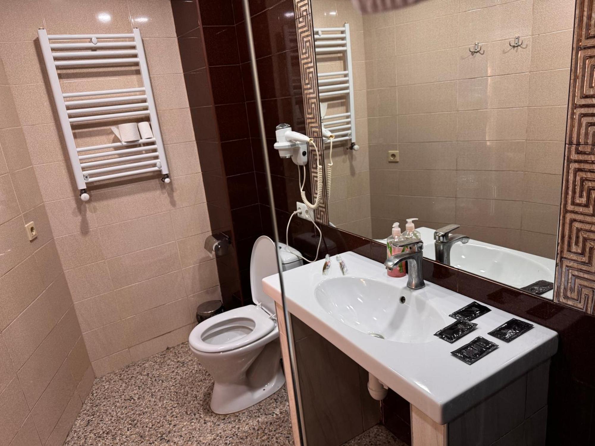Two Lions Hotel Тбилиси Екстериор снимка