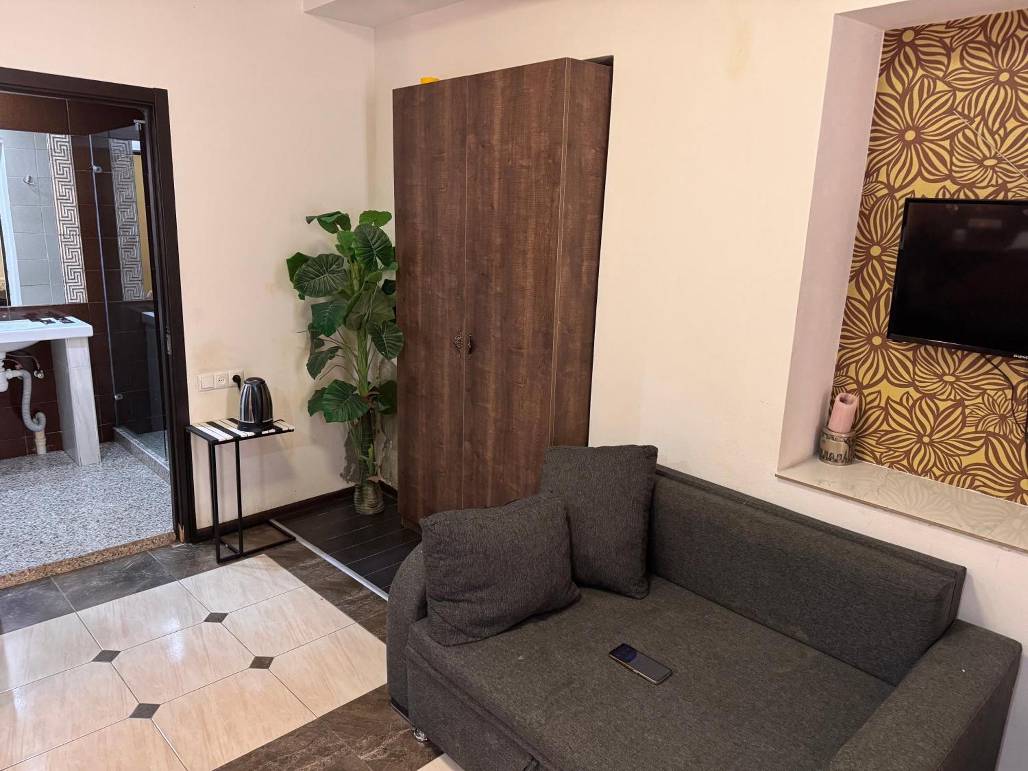 Two Lions Hotel Тбилиси Екстериор снимка