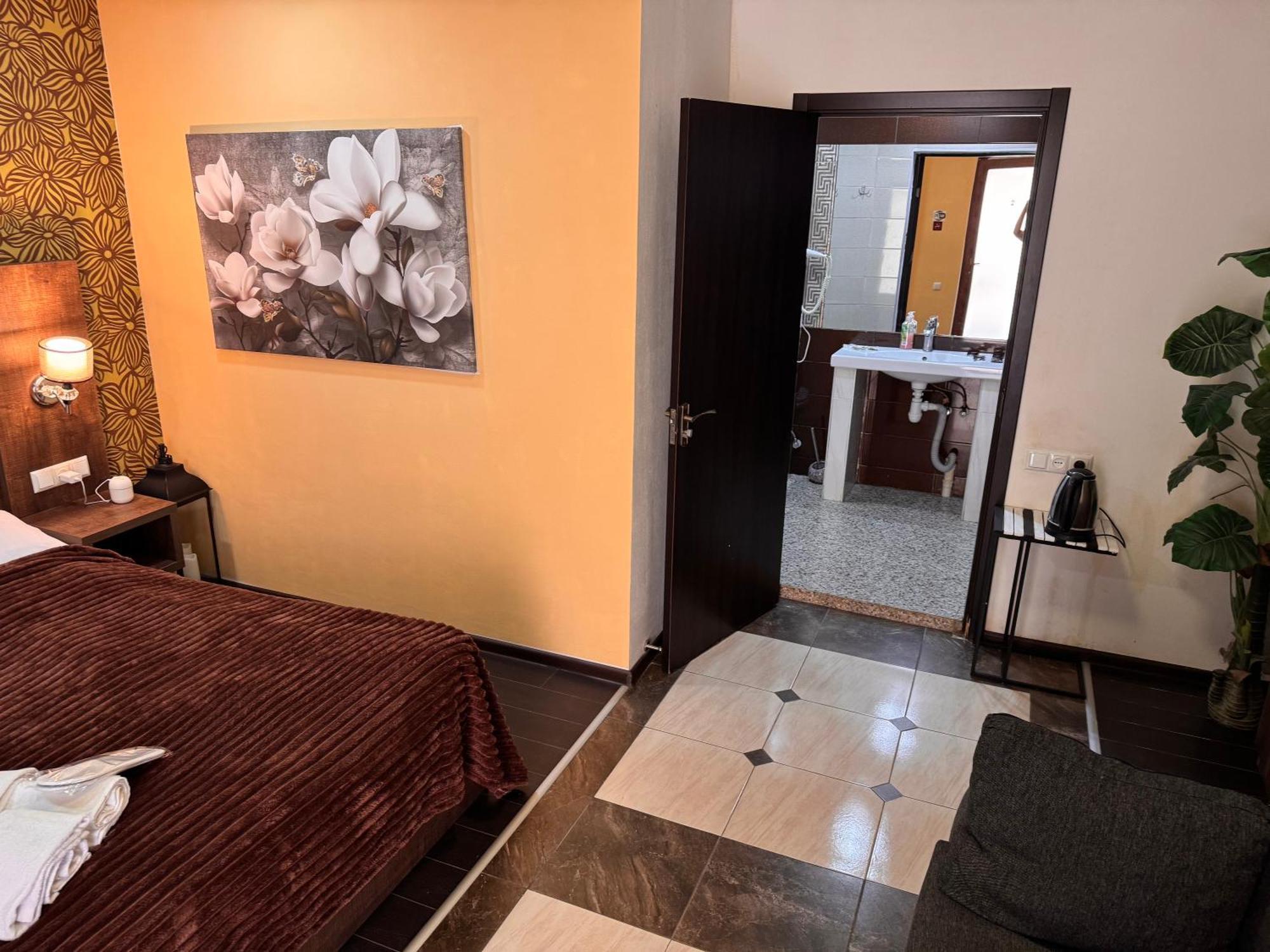 Two Lions Hotel Тбилиси Екстериор снимка