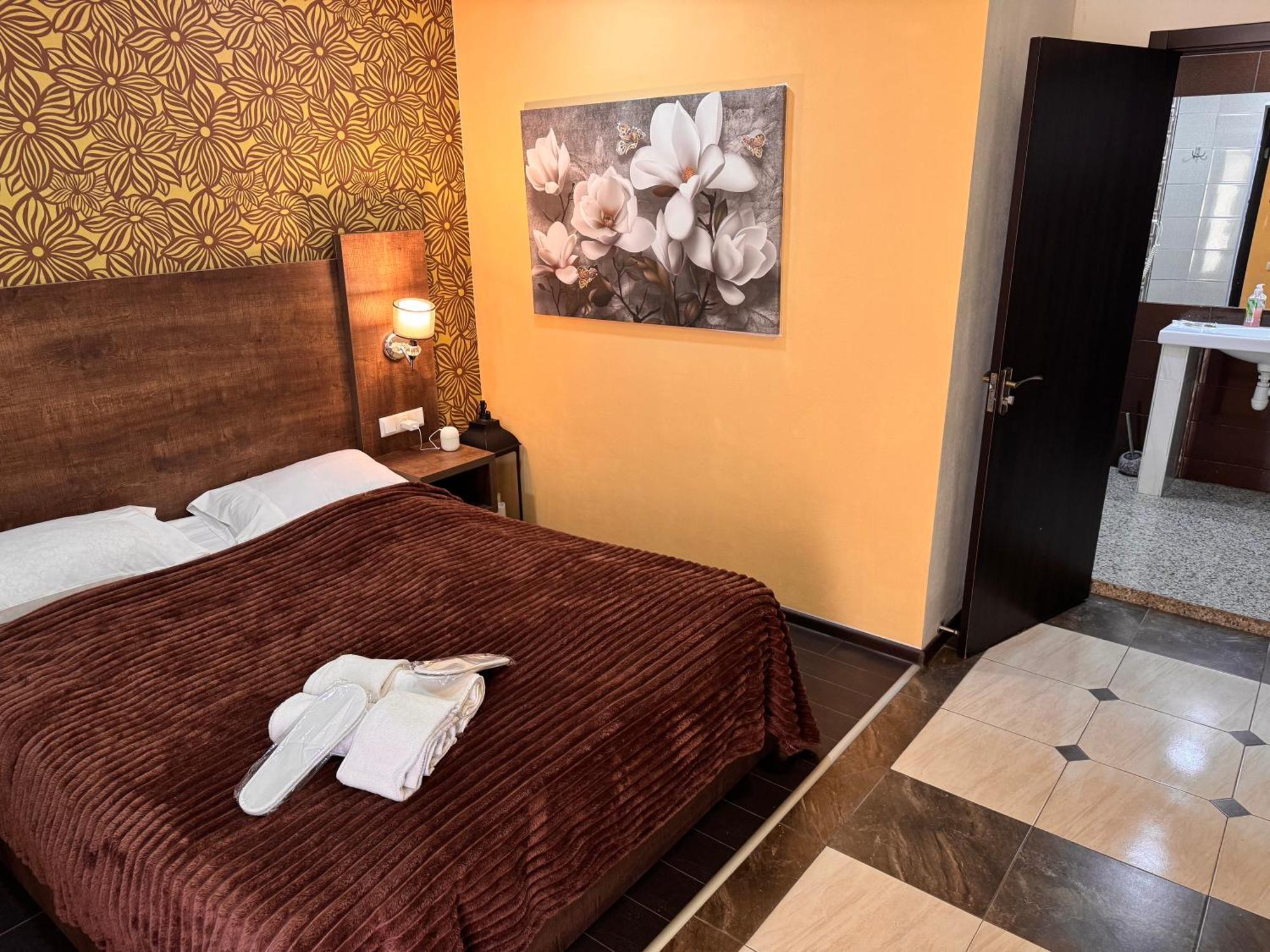 Two Lions Hotel Тбилиси Екстериор снимка