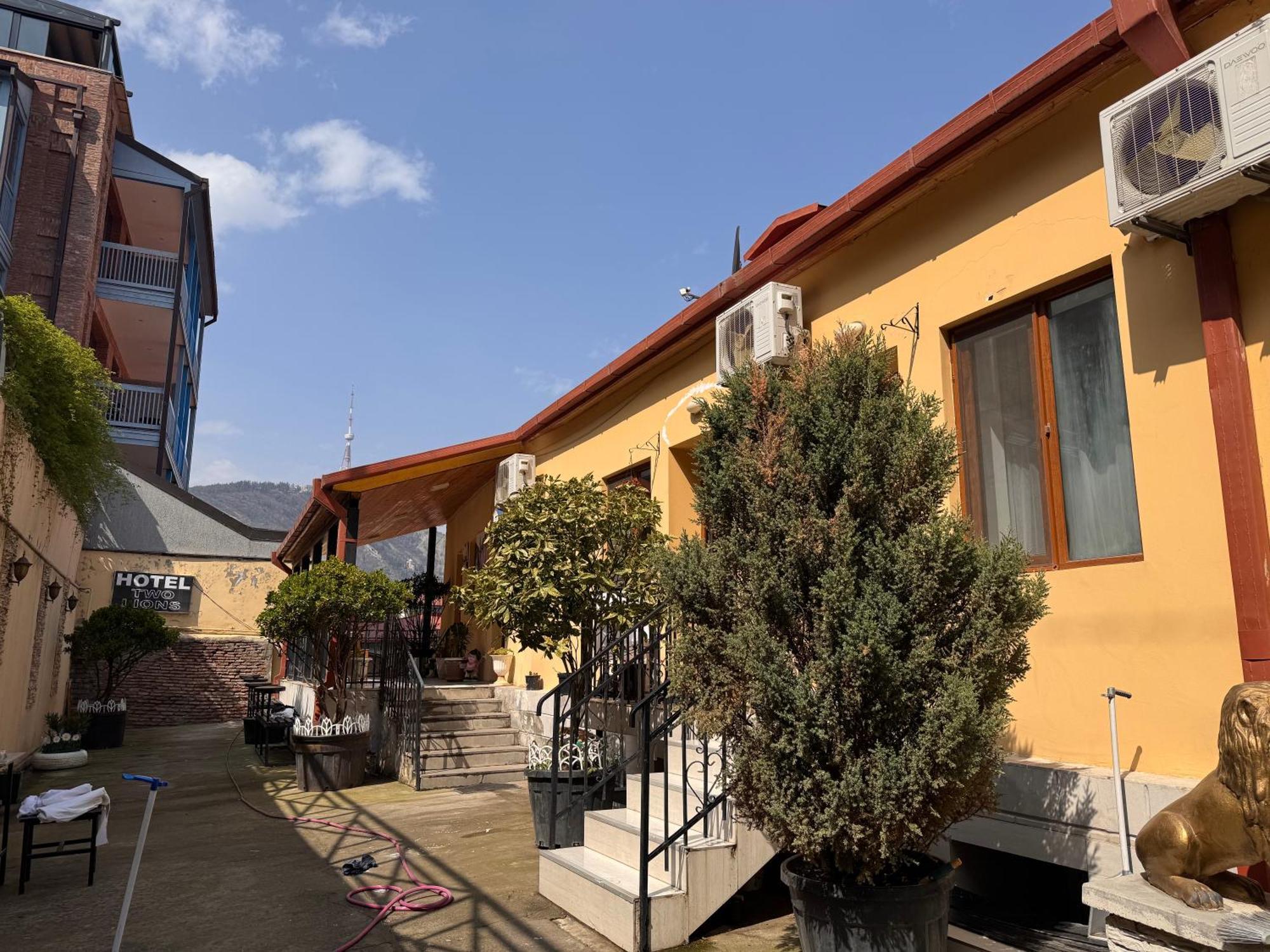 Two Lions Hotel Тбилиси Екстериор снимка