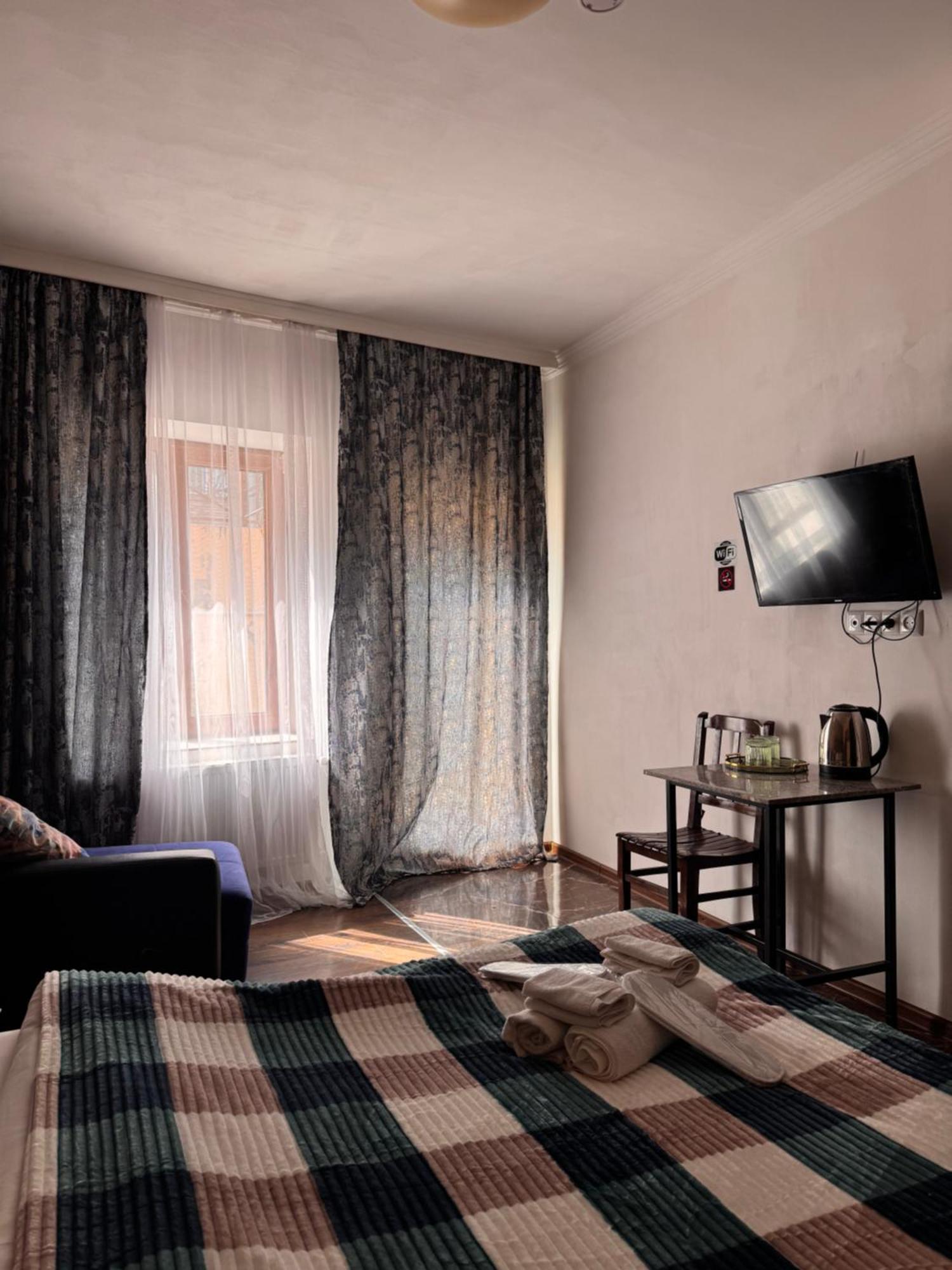 Two Lions Hotel Тбилиси Екстериор снимка