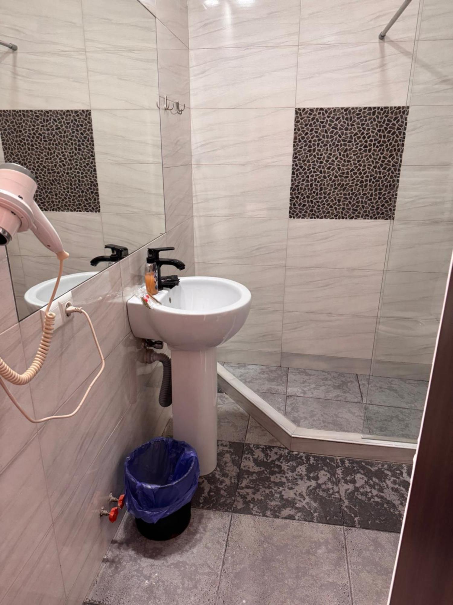 Two Lions Hotel Тбилиси Екстериор снимка